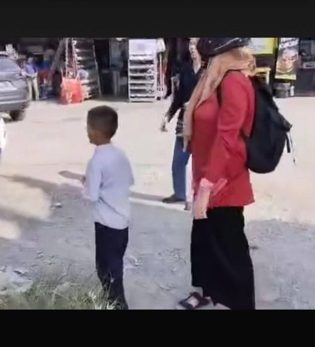 11岁男童擅自开车，不料两公里后撞入沟渠！