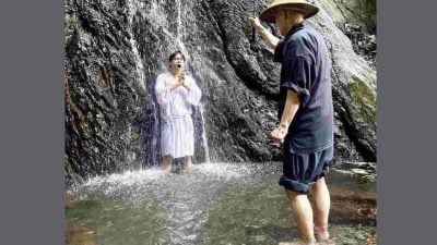 Participants in Japanese tradition of ‘waterfall meditation’ find sense of fulfillment, emotional release
