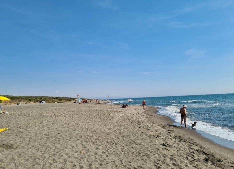 17岁少年海滩挖沙地道 钻到一半瞬间活埋 闷死自己