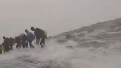 视频|豪雨导致水流湍急 登山客艰难涉水下山