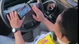 视频｜巴士司机边开车边玩手游！外国游客惊呼“大马司机都这样？”