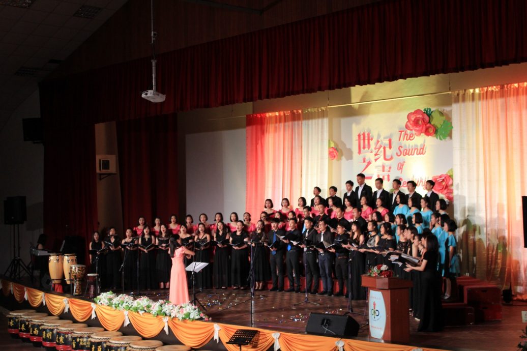 (20/7刊）有故事的人：从歌声到墨香  余秀梅半百之年踏上圆梦之路