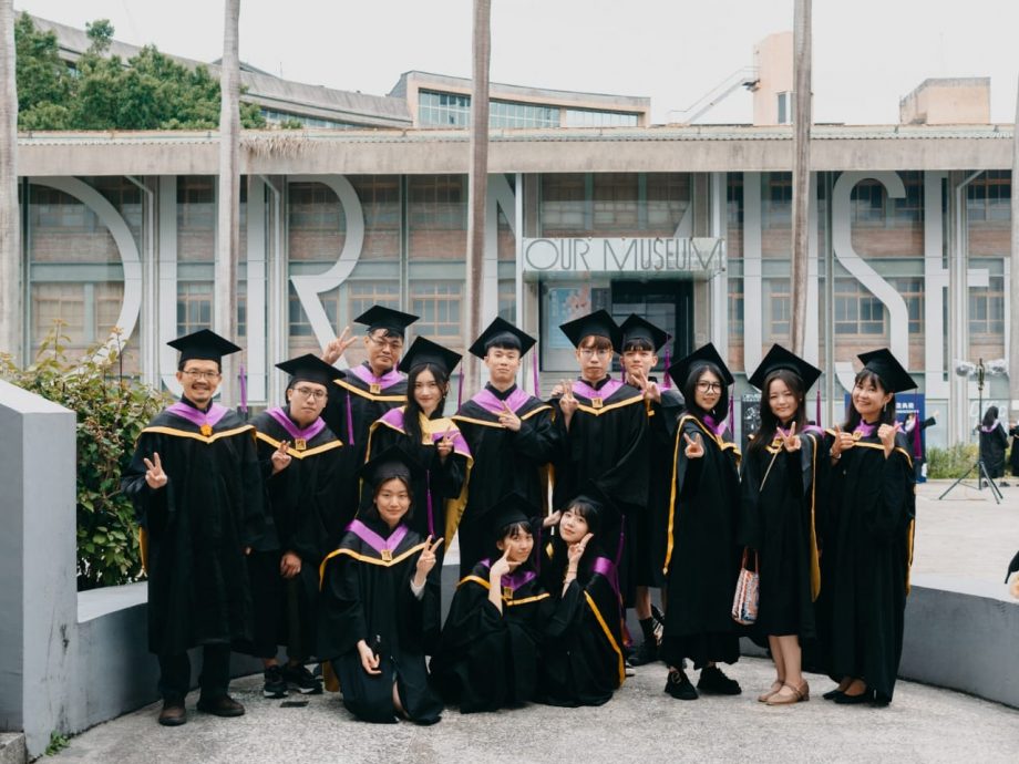 (20/7刊）有故事的人：从歌声到墨香  余秀梅半百之年踏上圆梦之路