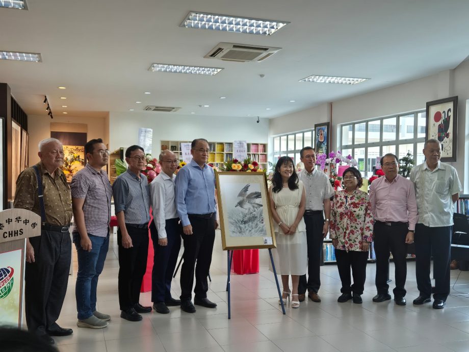 (20/7刊）有故事的人：从歌声到墨香  余秀梅半百之年踏上圆梦之路