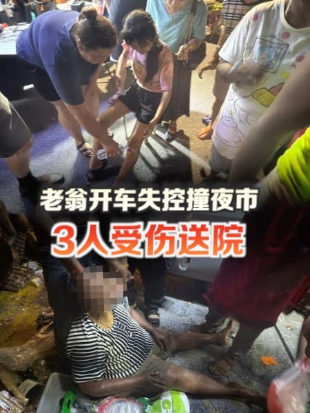 老翁开车失控冲入夜市 摊贩与路人齐受伤