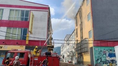 MR DIY四楼起火 文冬消防局义消全力灌救中