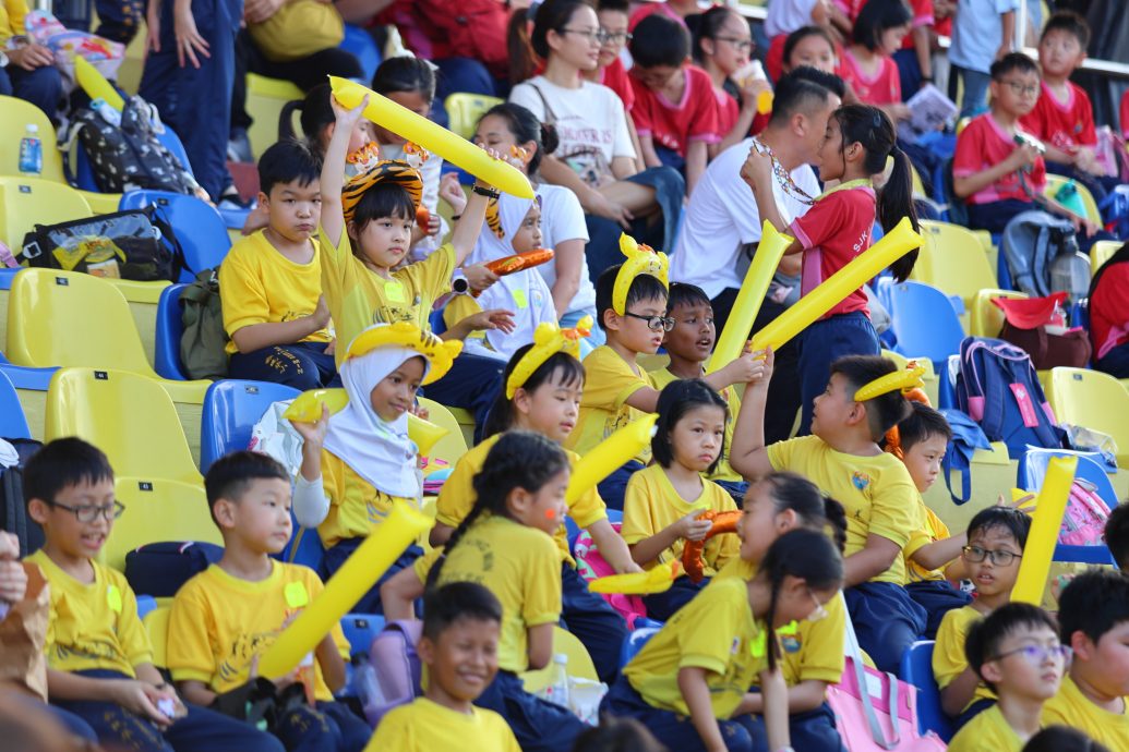 (27/7见报)星角摄/运动场上热闹的一天