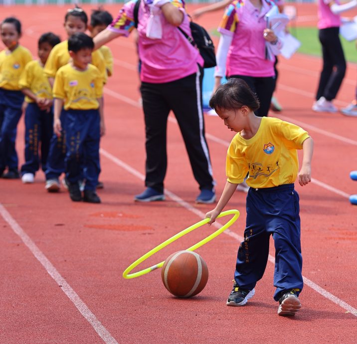 (27/7见报)星角摄/运动场上热闹的一天