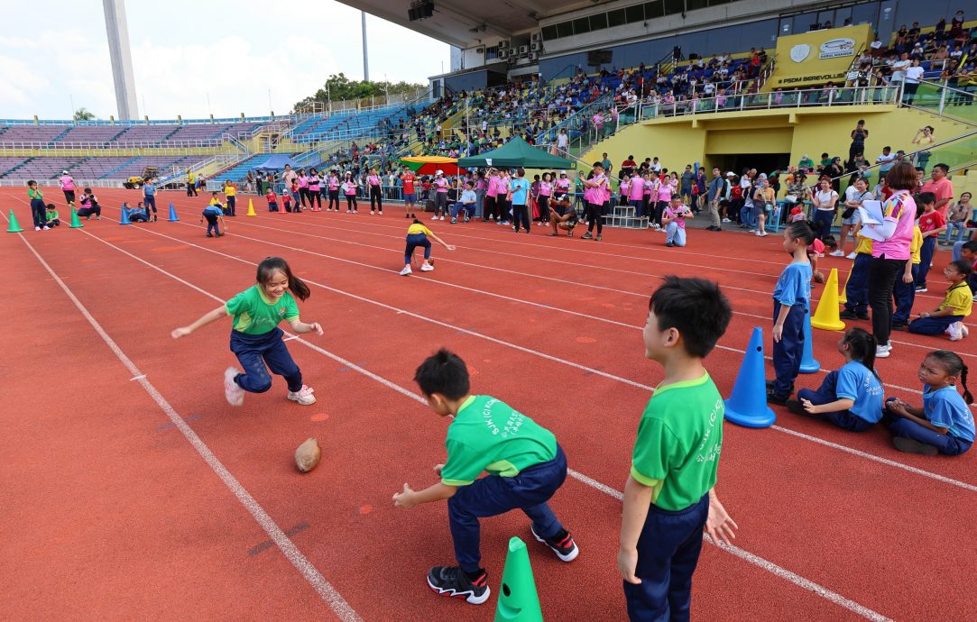 (27/7见报)星角摄/运动场上热闹的一天