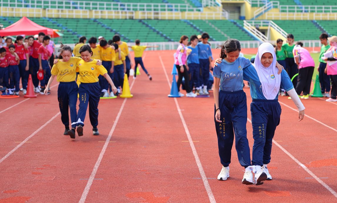 (27/7见报)星角摄/运动场上热闹的一天