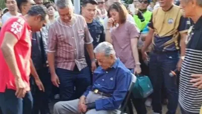 与夫人湖畔庆生 马哈迪提早离席