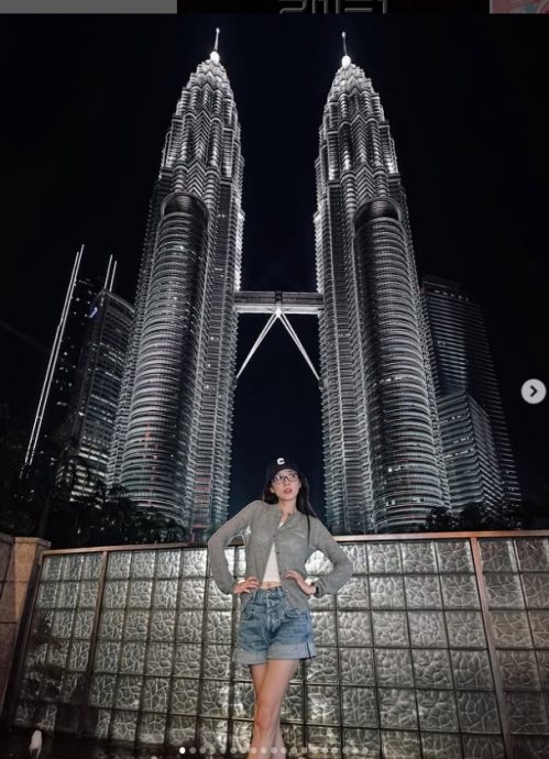 2NE1 Dara秀与GD大马合照 开心打卡双峰塔