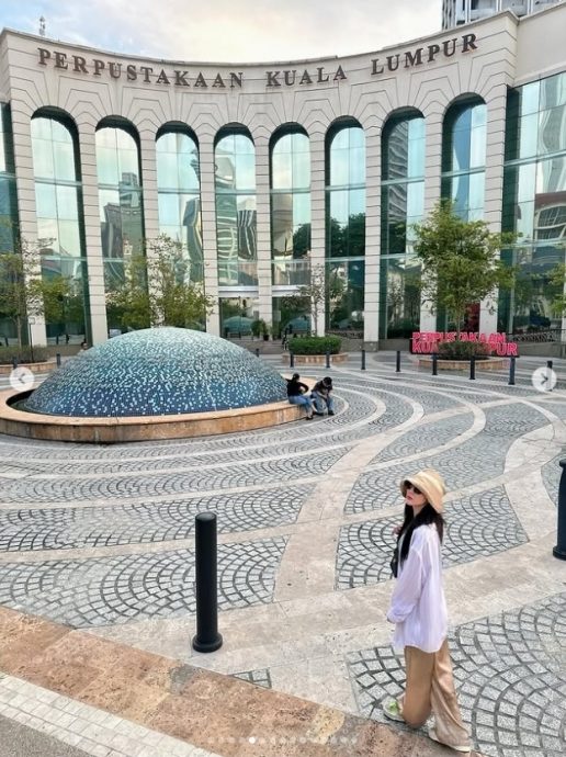 2NE1 Dara秀与GD大马合照 开心打卡双峰塔