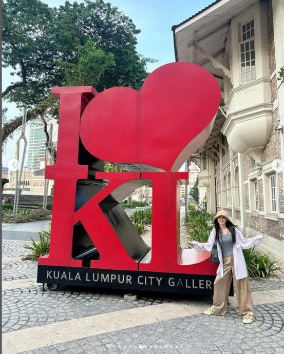 2NE1 Dara秀与GD大马合照 开心打卡双峰塔