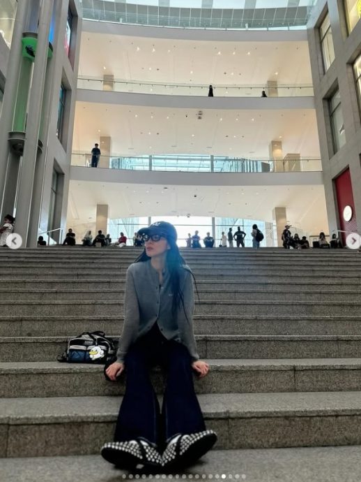 2NE1 Dara秀与GD大马合照 开心打卡双峰塔