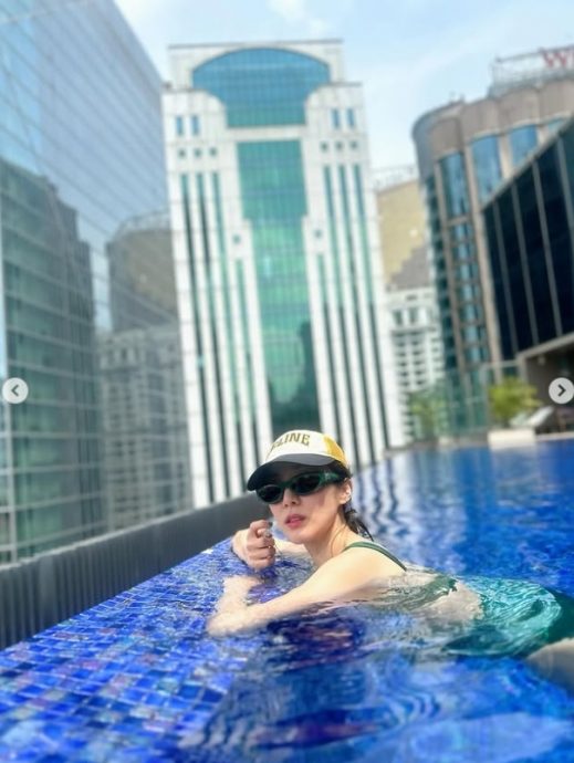 2NE1 Dara秀与GD大马合照 开心打卡双峰塔