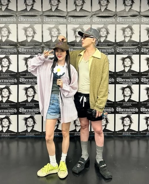 2NE1 Dara秀与GD大马合照 开心打卡双峰塔