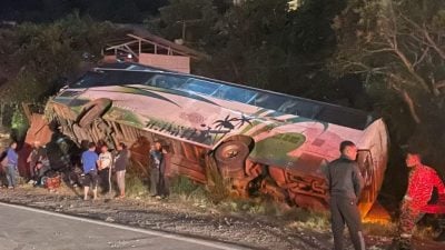 长巴超车肇连环撞 5人受伤送医
