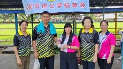 参与母校开放日义卖  育进校友会筹获3434