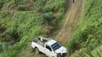 货卡坠15米深山谷　1女身亡13人伤