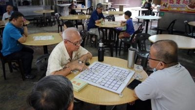 茶室弈棋 不亦乐乎