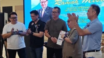 自民党班带马尼士领袖党员集体退党 加入立新党