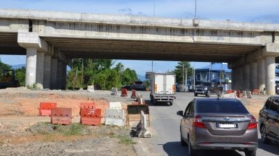 路口高架桥底通车 进出皇家湾不再绕远路