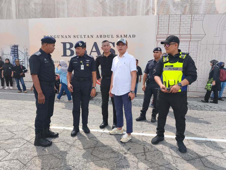 726倒安华大集会|“主办方未申请搭舞台”·隆代总警长：拆舞台为安全考量