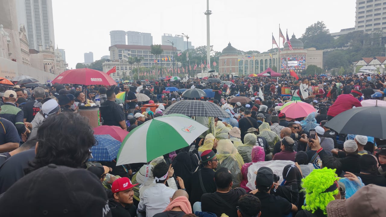 726倒安华大集会|天不作美雨势渐大·集会者热情高涨坚守雨中