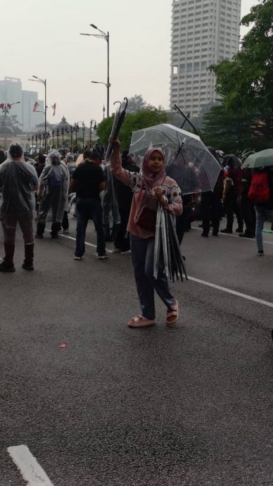 726倒安华大集会|天不作美雨势渐大·集会者热情高涨坚守雨中