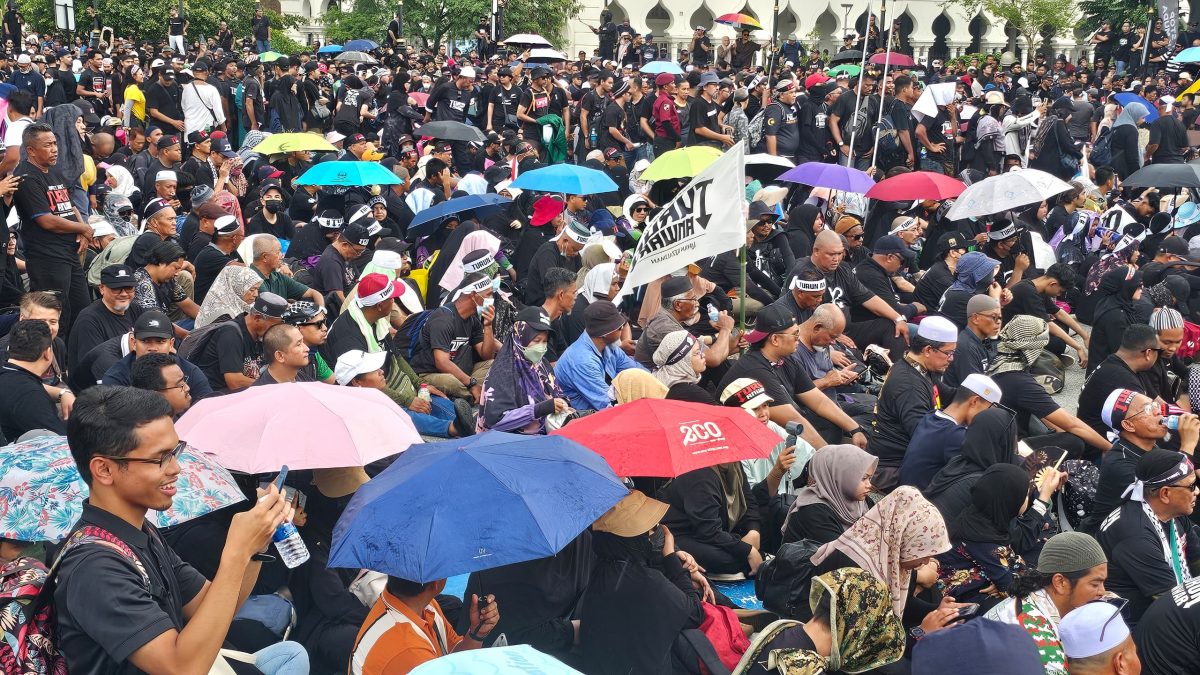 726倒安华大集会|天不作美雨势渐大·集会者热情高涨坚守雨中