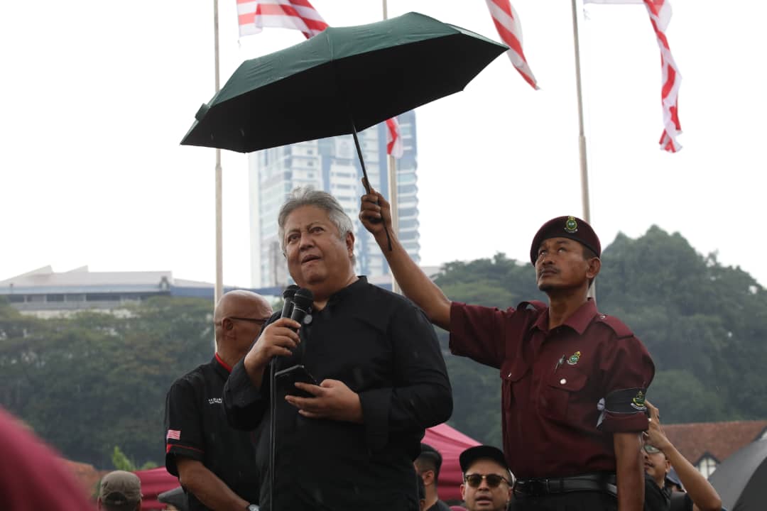 726倒安华大集会|天不作美雨势渐大·集会者热情高涨坚守雨中