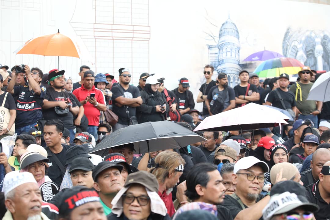 726倒安华大集会|天不作美雨势渐大·集会者热情高涨坚守雨中