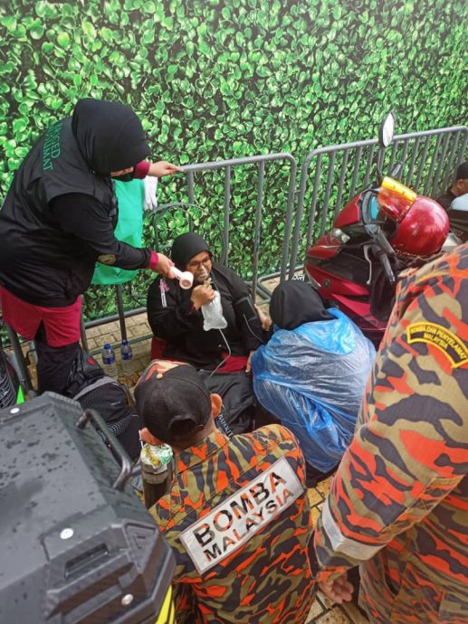 726倒安华大集会|女子低血糖呼吸困难·获消拯队伍送院治疗