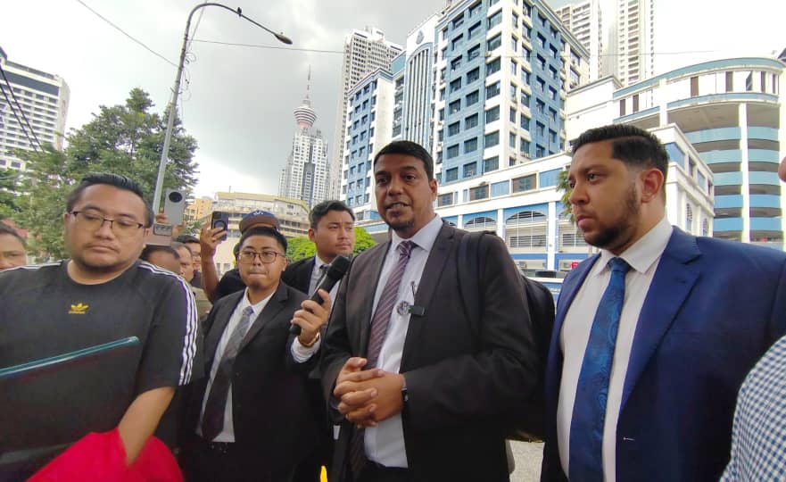 726倒安华大集会|集会者鞭打安华看板惹议·约30人聚集警局外声援2落网者