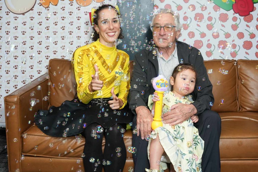 81岁罗拔狄尼路带2岁女儿探班 网民：他的孙女？