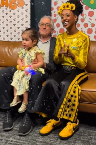 81岁罗拔狄尼路带2岁女儿探班 网民：他的孙女？