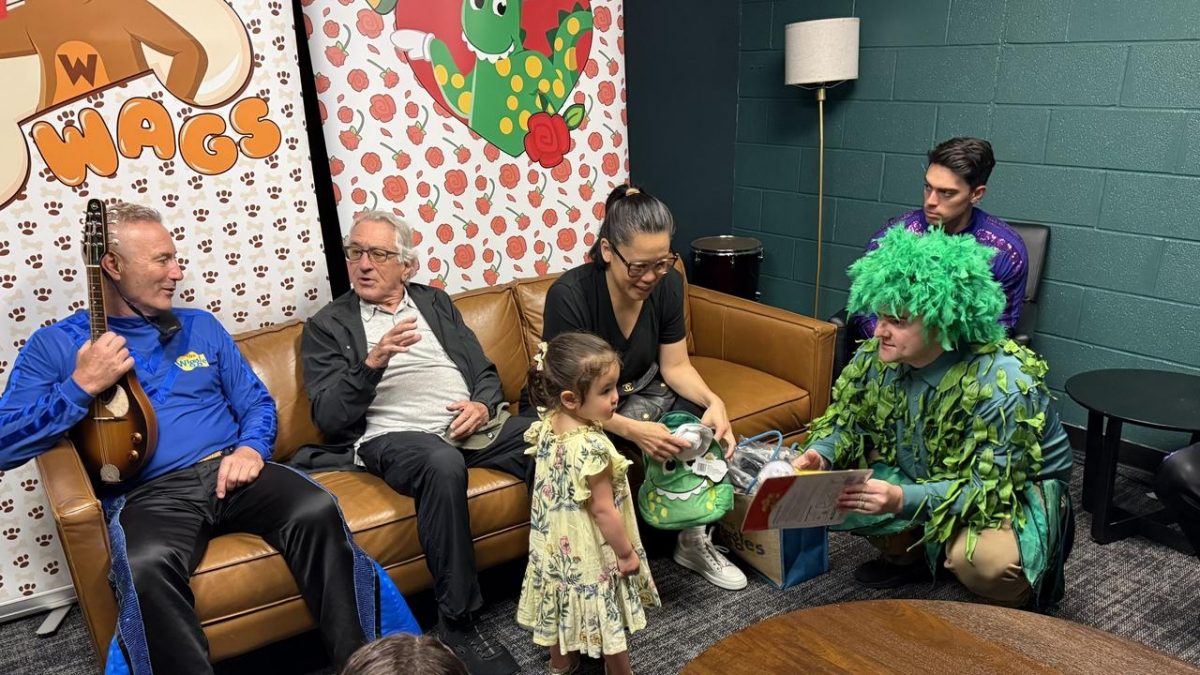 81岁罗拔狄尼路带2岁女儿探班 网民：他的孙女？