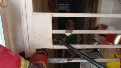 槟城公寓阳台起火13岁少年独自在家受困 消拯员破门救出