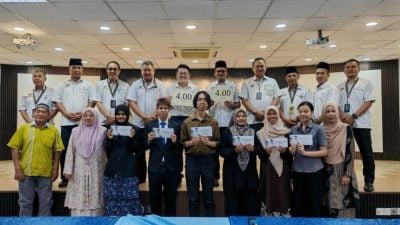 李政贤给予文冬县STPM考获全A4.0满分的6位学生特别奖励金
