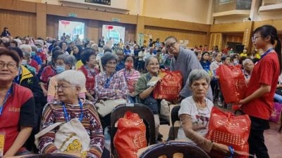 文冬法雨寺慈悲敬老活动 300长者受惠