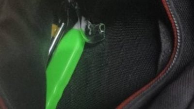 窃赋行踪暴露逃跑落下 . 手提包内有吸毒用具