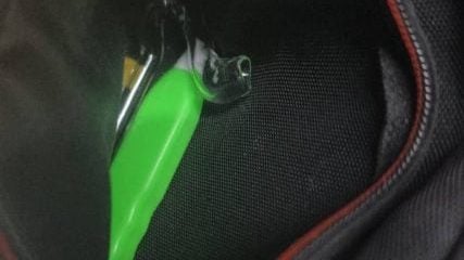 窃赋行踪暴露逃跑落下 . 手提包内有吸毒用具