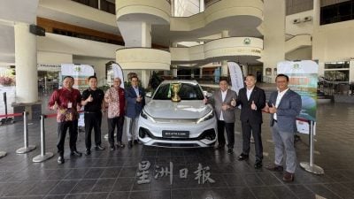 北市长杯高球赛  一杆进洞赢电动车