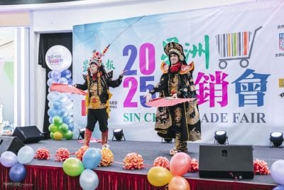 星洲展销会 中国国宝级变脸王 . 韦健携徒叶圯森献艺