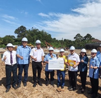 已开始底楼建筑工程 . 实胆彬中公新舍 进度快