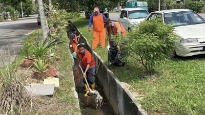 视频 | 南方环保公司员工不顾恶臭入沟捞猫尸 获民众“赞”！