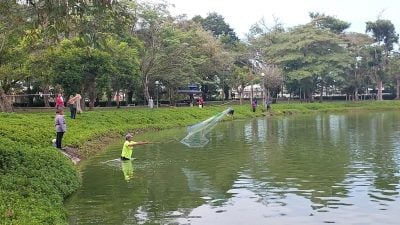 无视警示线 下湖捕鱼 . 出动警察人造湖平息风波