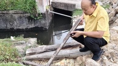 疑沙包堆堵住排水口 . 布米柯花园 沟水不退发臭