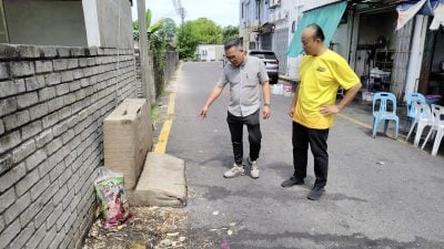 垃圾桶破损没更换 . 满地垃圾不卫生